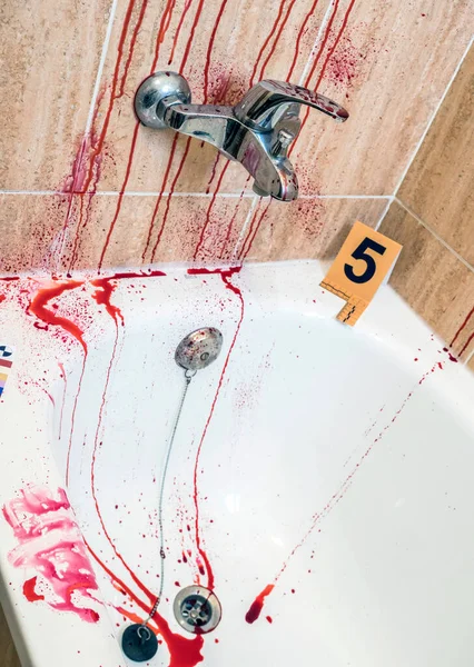 血と概念的なイメージの浴室での犯罪のシーン — ストック写真