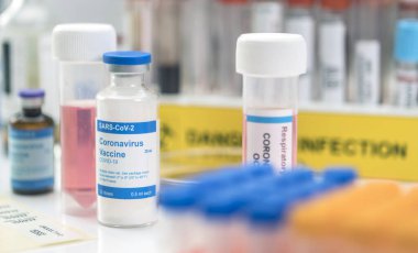 Coronavirus covid-19 deneysel aşı bir laboratuvar, kavramsal görüntü, markasız jenerik ilaç kapları ve varsayımsal barkodlar