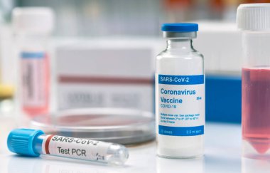 Coronavirus covid-19 deneysel aşı bir laboratuvar, kavramsal görüntü, markasız jenerik ilaç kapları ve varsayımsal barkodlar