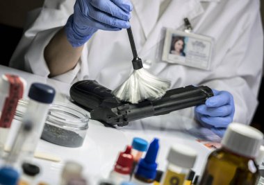 Polis Bilimsel Bölümü, balistik laboratuarında bir silah izi buldu.