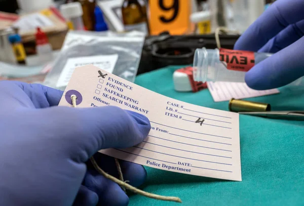 Police Expert Écrit Sur Étiquette Numéro Preuve Divers Tests Laboratoire — Photo