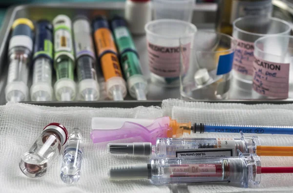 병원에서의 인슐린 주사기와 복용량의 개념적 이미지 — 스톡 사진