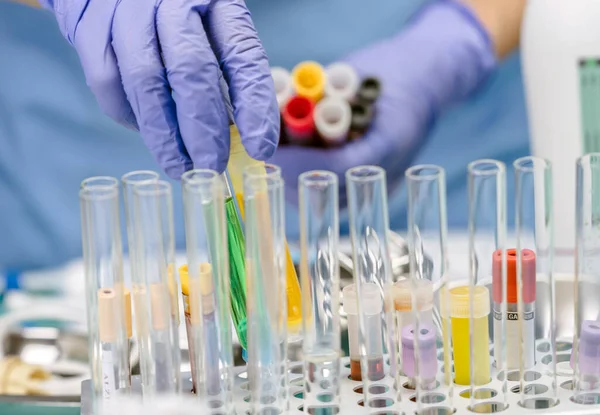 Cientista Trabalha Com Fluidos Uma Pesquisa Laboratório Imagem Conceitual — Fotografia de Stock