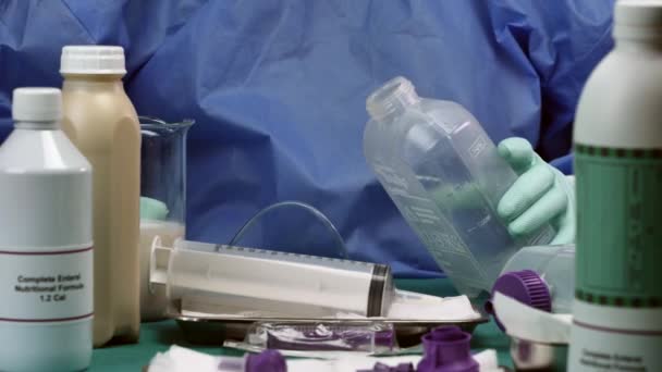 Krankenschwester Füllt Eine Flasche Enterale Ernährung Palliative Care — Stockvideo
