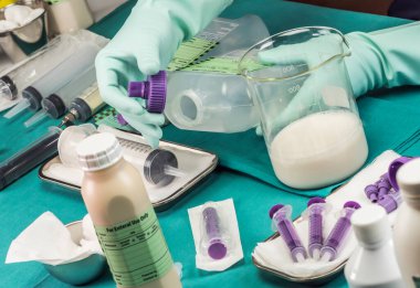 Hemşire, hastanedeki klinikte bir şişe ekipman güç kaynağı ve palyatif bakımı açığa çıkarıyor.