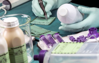 Hemşire hasta veri yazıyor, klinik beslenme palyatif bakım hastanede, kavramsal imaj