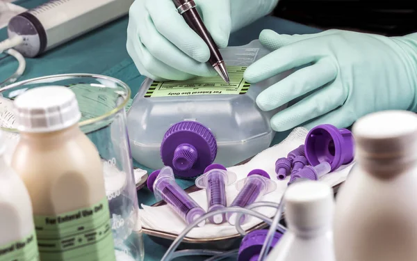 Hemşire hasta veri yazıyor, klinik beslenme palyatif bakım hastanede, kavramsal imaj