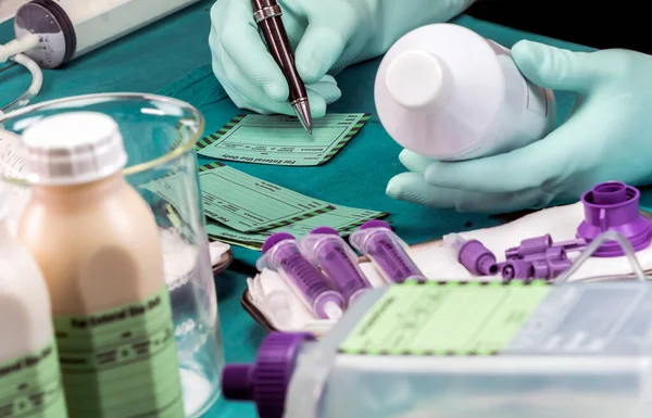 Hemşire hasta veri yazıyor, klinik beslenme palyatif bakım hastanede, kavramsal imaj