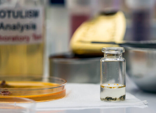 образец жестяных банок, инфекция ботулизма у больных людей, концептуальный образ
