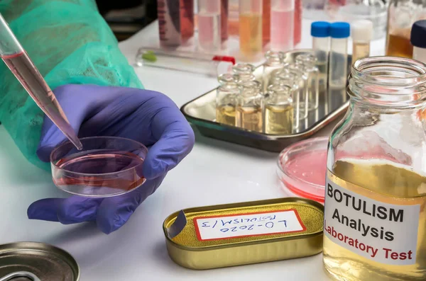 Досвідчений Лабораторний Вчений Аналізує Зразок Консервованої Їжі Інфекція Ботулізму Хворих — стокове фото