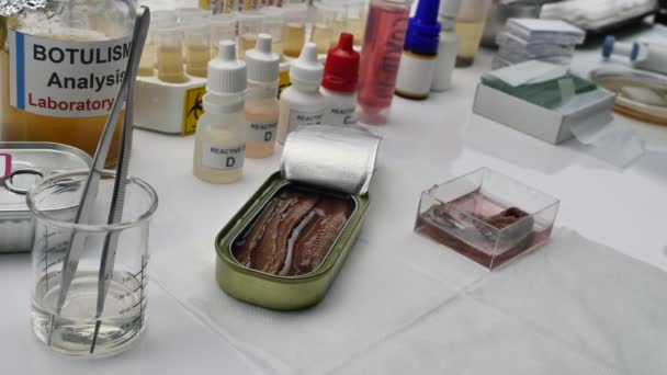 Científico Laboratorio Experimentado Analizando Una Muestra Una Lata Comida Enlatada — Vídeos de Stock