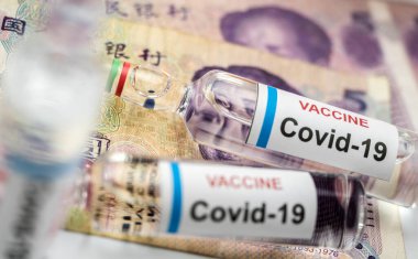 Çin banknotları üzerinde Coronavirus şişesi, kavramsal görüntü