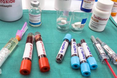 Yüksek kan dimero-D, kavramsal görüntü, markasız jenerik ilaç kutuları ve varsayımsal barkodları olan covid-19 hastaları için tocilizumab ve heparin ilaçları