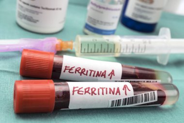 Yüksek kan ferritini, kavramsal görüntü, markasız jenerik ilaç kutuları ve varsayımsal barkodları olan kovid 19 hastaları için metilprednizolon ilacı