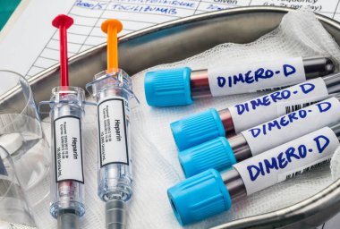  Yüksek kan dimero-D 'si olan heparin ilaçları, kavramsal görüntü, markasız ilaç kutuları ve varsayımsal barkodlar.