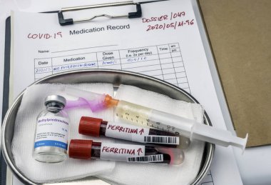 Yüksek kan ferritini, kavramsal görüntü, markasız jenerik ilaç kutuları ve varsayımsal barkodları olan kovid 19 hastaları için metilprednizolon ilacı