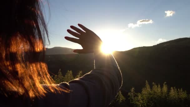 Zwolnionym tempie dziewczyna patrząc na słońce — Wideo stockowe