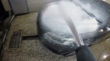 Lüks araba temizlik köpük ile kaplıdır. POV