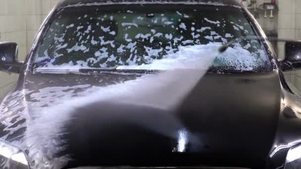 Trabalhador limpa a espuma de limpeza pela água — Vídeo de Stock