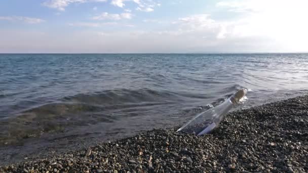 Flaske skyllet op af bølger med et brev i – Stock-video