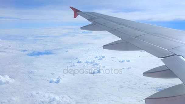 Літак летить над хмарами, вигляд з вікна — стокове відео
