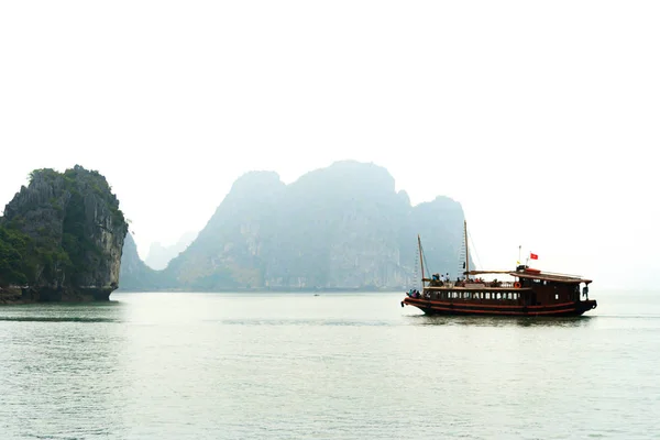 Statek turystyczny na dzień mglisty, Halong Bay, Wietnam. — Zdjęcie stockowe