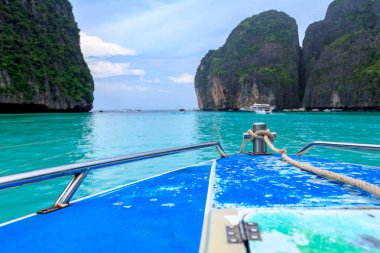 Phi Phi Island, Krabi, Tayland Thailand içinde Maya Koyu'ndaki hız tekne ve mavi su