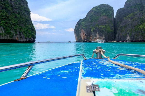 Prędkość łodzi i niebieski wody w Maya bay w mieście Ko Phi Phi, Tajlandia Krabi — Zdjęcie stockowe