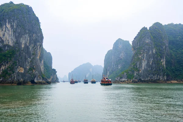 Het toeristische schip op mistige dag, Halong Bay, Vietnam. — Stockfoto