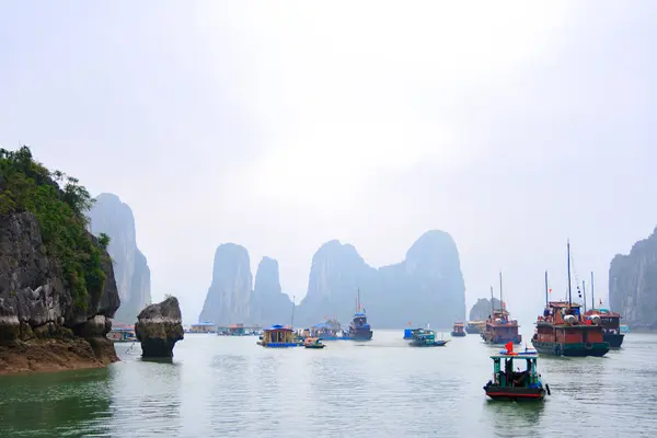 Statek turystyczny na dzień mglisty, Halong Bay, Wietnam. — Zdjęcie stockowe