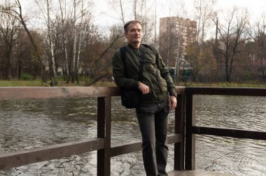 Fotoğrafçının kendisi rıhtımda.