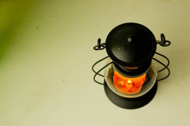 Siyah şamdandaki mum