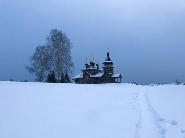 Деревянная Церковь Фоне Снега — стоковое фото