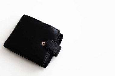Beyaz arka planda siyah deri cüzdan