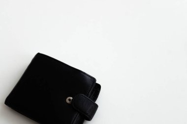 Beyaz arka planda siyah deri cüzdan