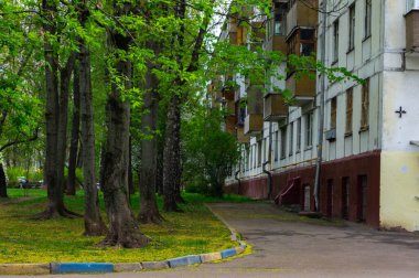 Kakhovskaya metrosu yakınlarındaki beş katlı Moskova Khrushchev binası