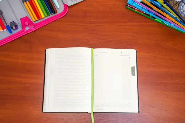 Voltar para a escola, mesa com equipamento — Fotografia de Stock