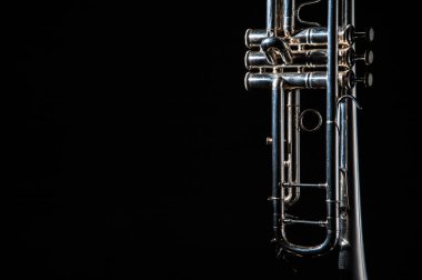 bir trompet siyah bir zemin üzerine yalnız müzik aleti