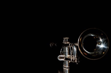 bir trompet siyah bir zemin üzerine yalnız müzik aleti