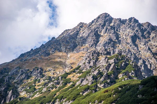 Вузька кам'яна стежка в горах — стокове фото