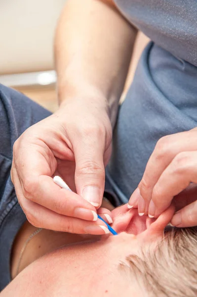 Ear cleaning / swab — Stock Photo, Image