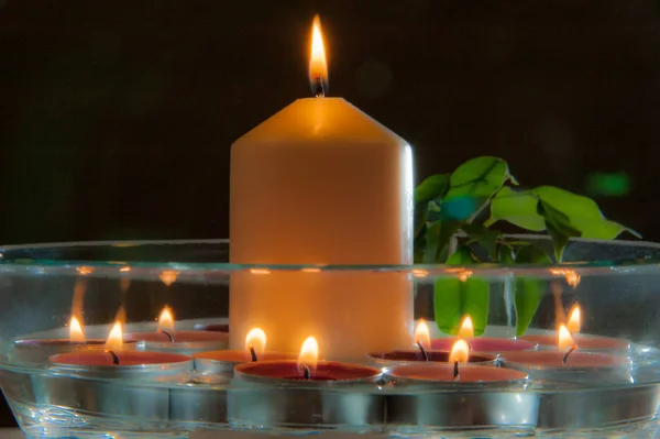 Relaxační světlo ze svíčky na vodě / smyslná světla — Stock fotografie