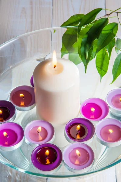 Luz relajante de la vela en el agua / luces sensuales — Foto de Stock