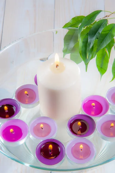 Luz relajante de la vela en el agua / luces sensuales — Foto de Stock