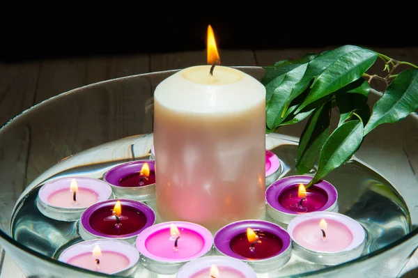 Luz relajante de la vela en el agua / luces sensuales — Foto de Stock