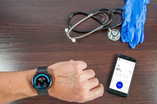 App fitness su smartwatch e smartphone — Foto Stock