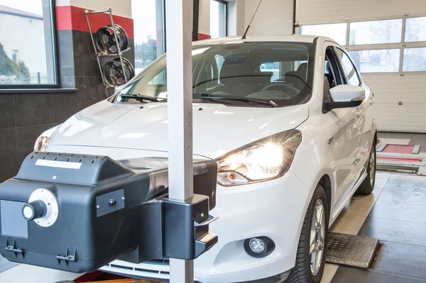 Far ayarı bir yetkili servis tarafından bir arabada