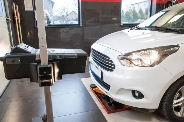 Far ayarı bir yetkili servis tarafından bir arabada