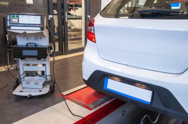 Araba tanı / gaz ölçüm bir binek otomobil bir tanı istasyonunda egzoz