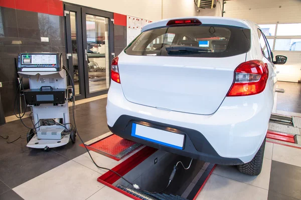 Araba tanı / gaz ölçüm bir binek otomobil bir tanı istasyonunda egzoz